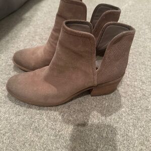 Hinge Bootie